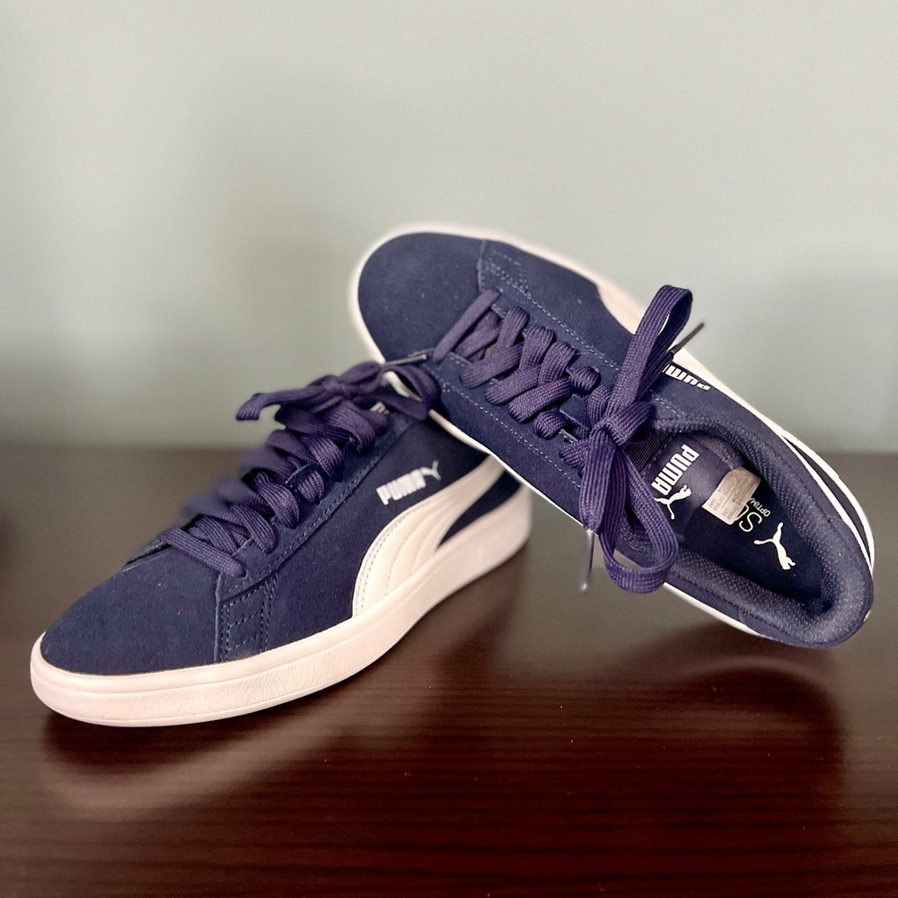 Puma  smooth suede casual athletic sneaker soft foam with optimal comfort Size5